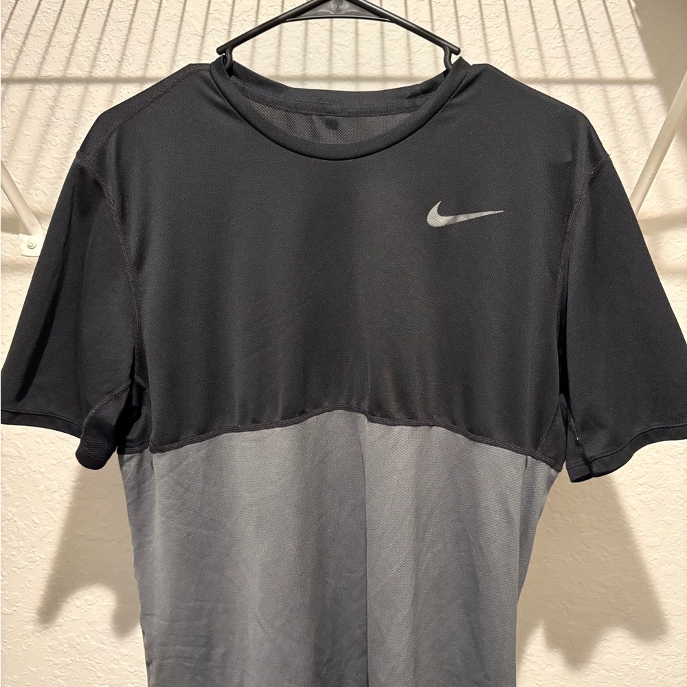 Nike Men's Two-Tone Black and Gray Tee